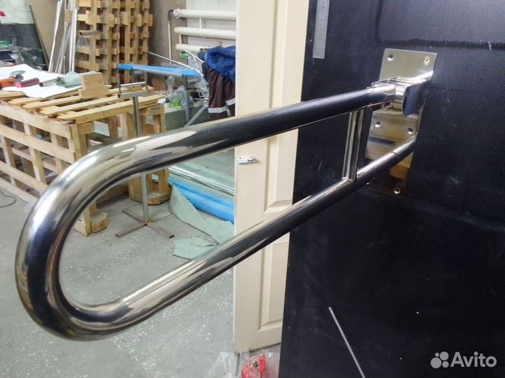 Откидной поручень