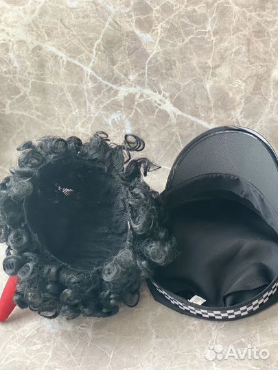 Фуражка полицейского и парик чертика