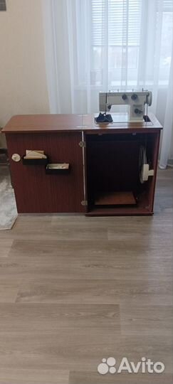 Швейная машина Чайка 143