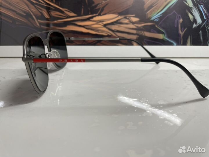 Солнцезащитные очки Prada