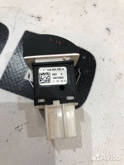 Кнопка аварийного сигнала Skoda Octavia A5 (1Z)