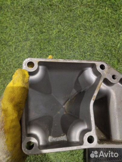 Кронштейн опоры двигателя левый Mercedes S W221