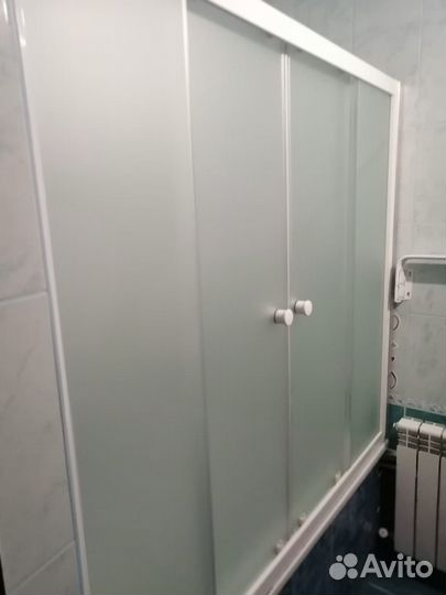 Стеклянная шторка для ванной