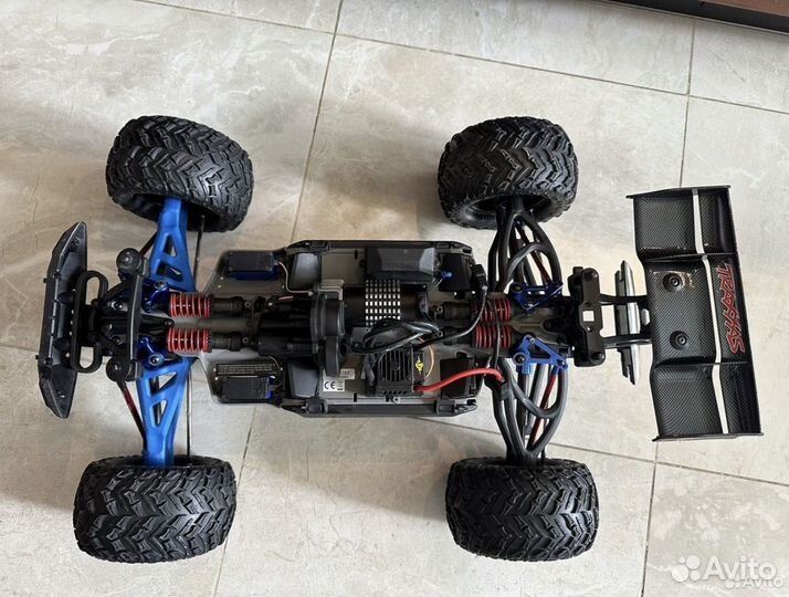 Traxxas e revo 1 8