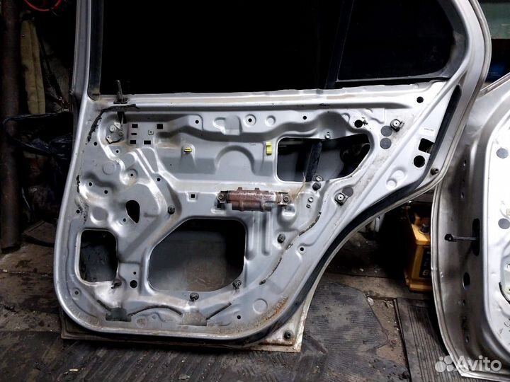 Двери Toyota Sprinter AE100