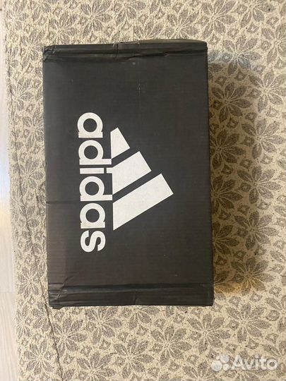 Футбольные бутсы adidas
