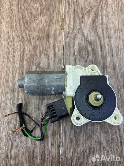 Мотор стеклоподъемника передний левый Mercedes