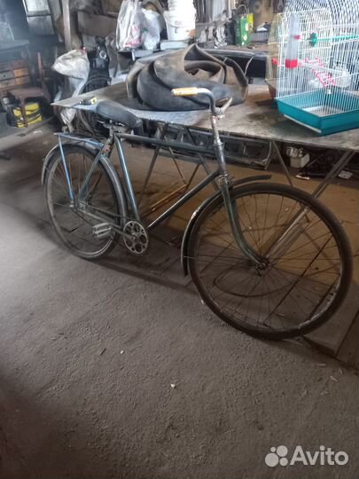 Детский велосипед и дедов велосипед