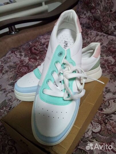 Кроссовки женские новые 39