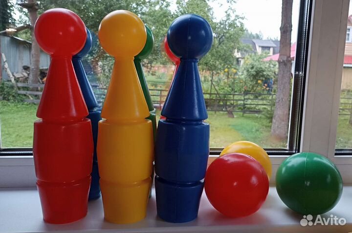 Детский боулинг с кеглями и шарами