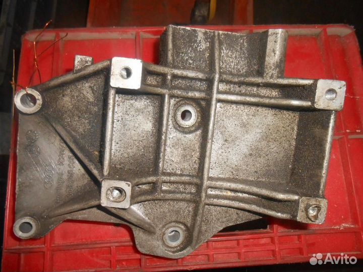 Кронштейн кондиционера Audi A4/RS4