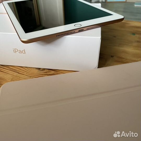 Планшет Apple iPad 9.7 2018 RU 32 гб Wi-Fi золотой