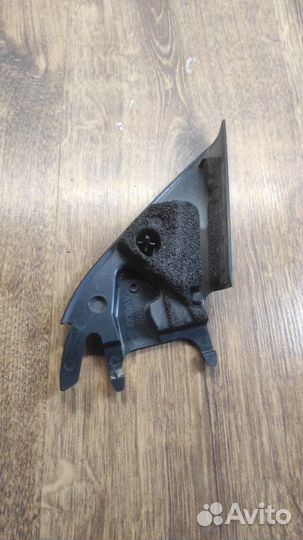 Накладка крепления зеркала передняя левая Nissan