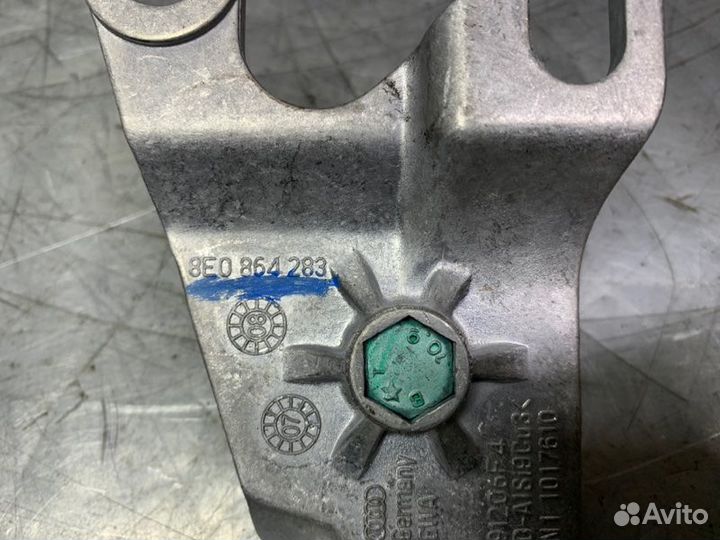 Кронштейн крепления подлокотника Audi A4 B7