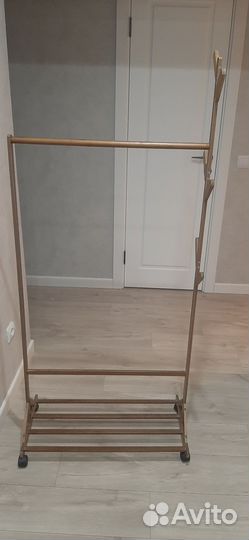Вешалка напольная на колесах