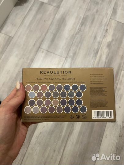Лимитированная палетка теней revolution новая