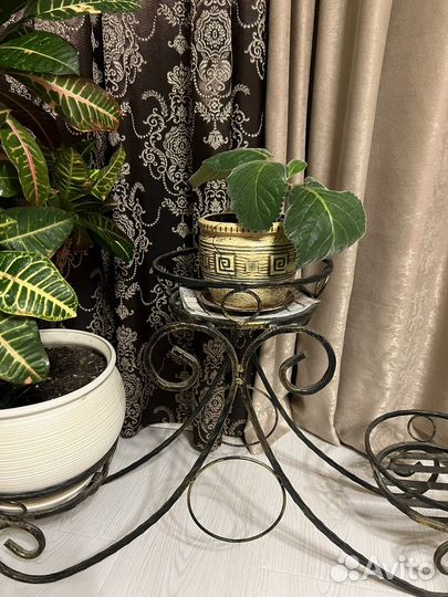 Подставка для цветов напольная металлическая