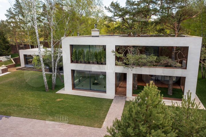 Дом 920 м² на участке 30 сот.