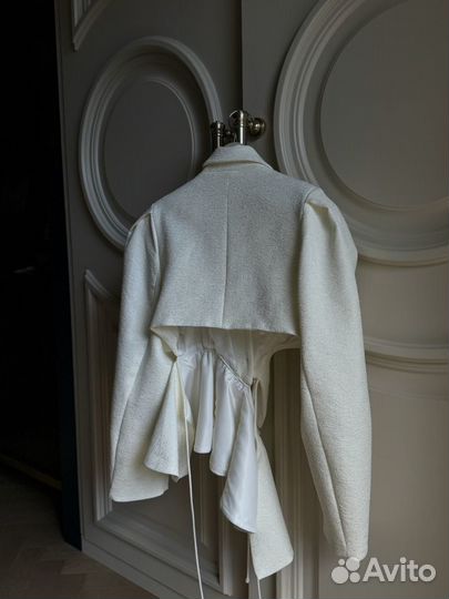 Укороченный белый пиджак на завязках