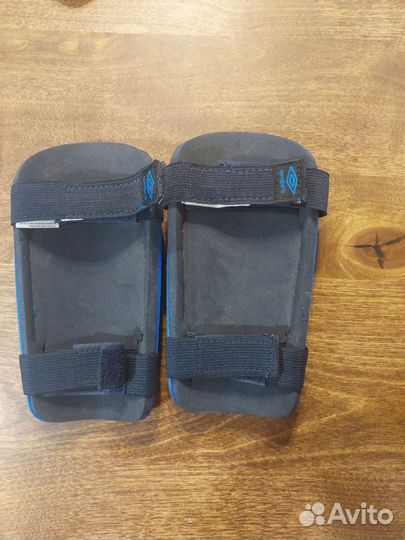 Щитки футбольные Umbro взрослые (новые)