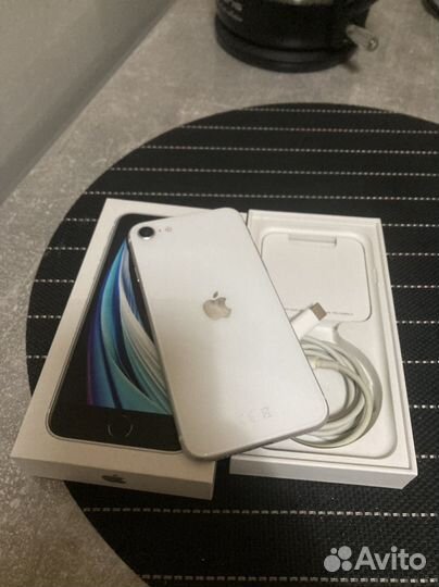 Телефон iPhone se 2020