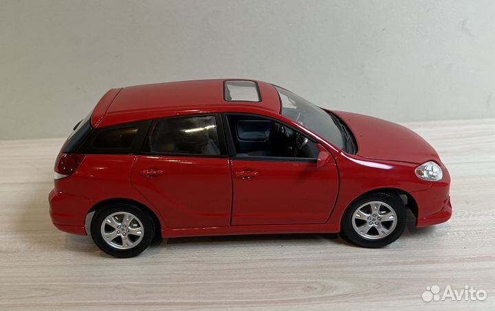 Модель Toyota Matrix 2003 1/18
