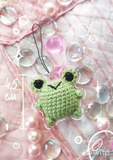 Вязанная игрушка лягушка брелок