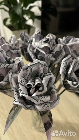 Цветы из бутафорских денег