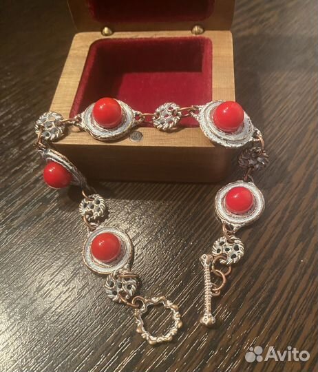 Браслет с кораллами