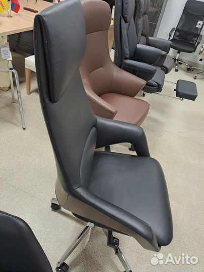 Эксклюзивное кожаное кресло с отделкой деревом