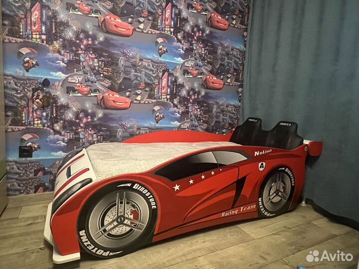 Детская кровать-машинка