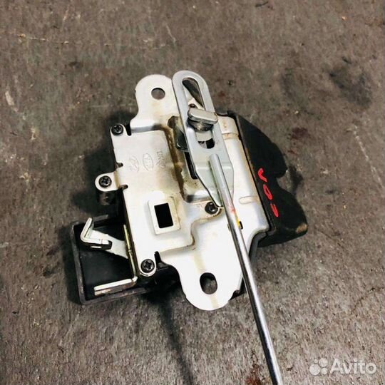 Замок багажника Hyundai Solaris