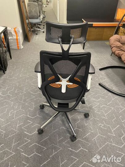 Офисное кресло