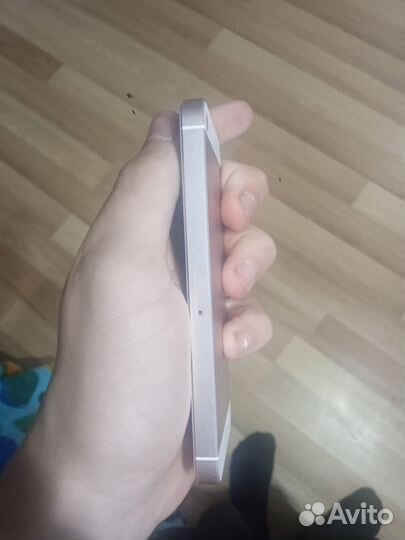 iPhone SE, 32 ГБ