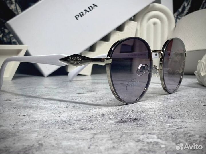 Очки Prada солнцезащитные