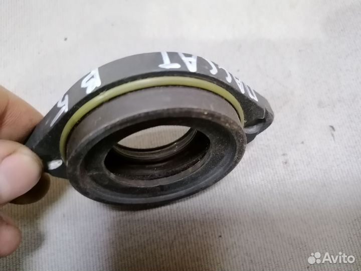 Фланец промежуточн.вала с сальником VW Passat B5