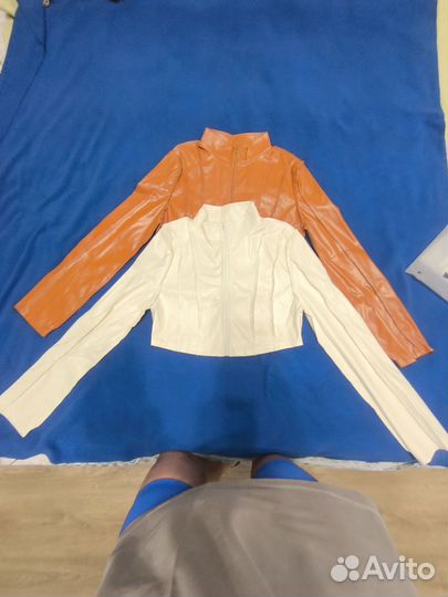 Женская короткая куртка из искусственной кожи