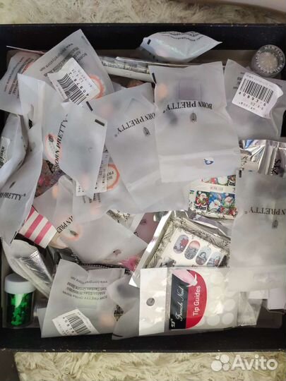 Наклейки, стразы, втирки