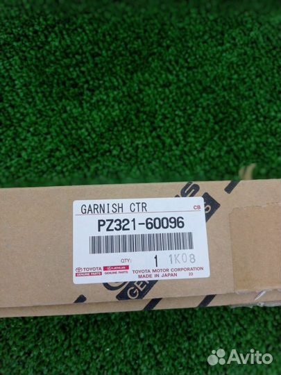 Центральная хром вставка toyota LC200