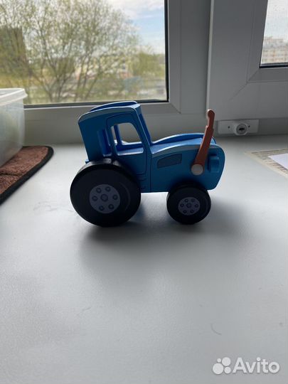 Синий трактор деревянный