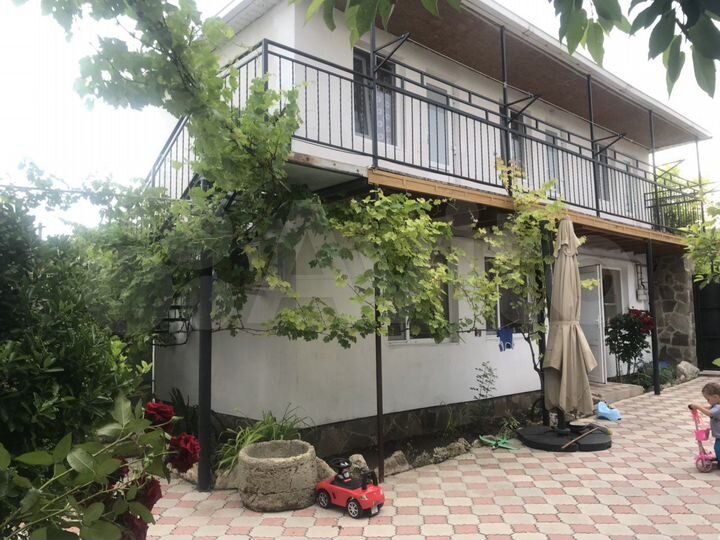 Дом 1010 м² на участке 6,5 сот.