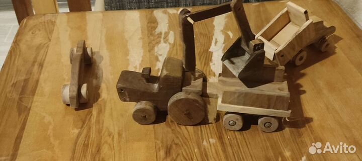 Деревянный трактор игрушка
