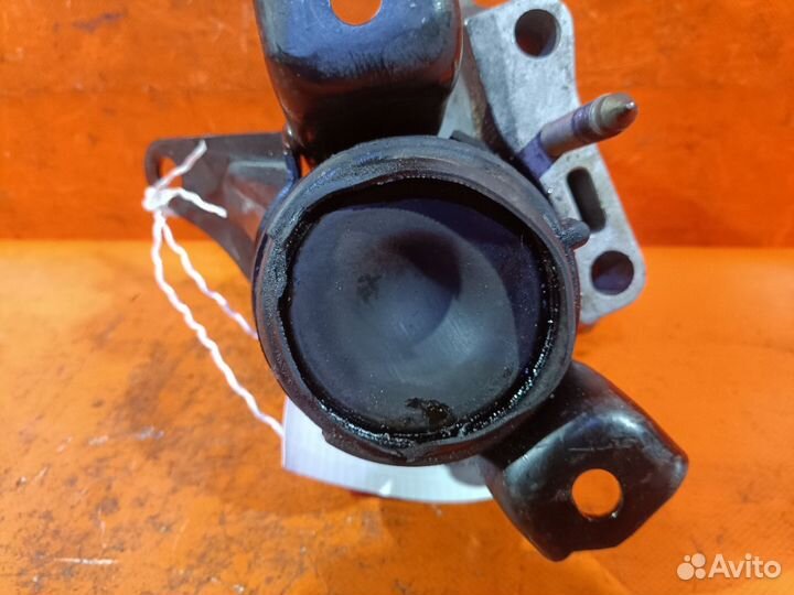 Подушка двс Toyota Noah AZR60G (Переднее Правое)