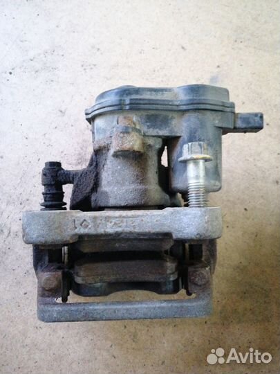 Суппорт тормозной задний левый Land Rover Range Ro