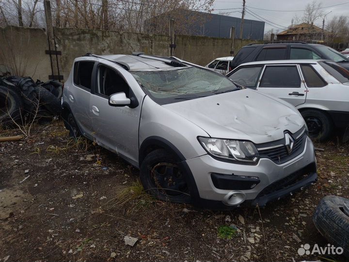 Renault Sandero Stepway 1.6 AT, 2017, битый, 60 000 км