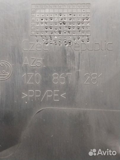 Обшивка центральной стойки левая Skoda Octavia A5