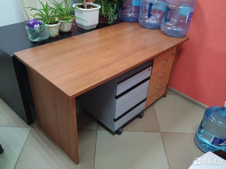 Офисная мебель столы, тумбы