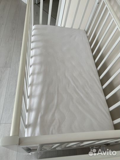 Детская кроватка и комод с пеленальным столиком