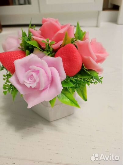 Букет из роз и клубники, мыло