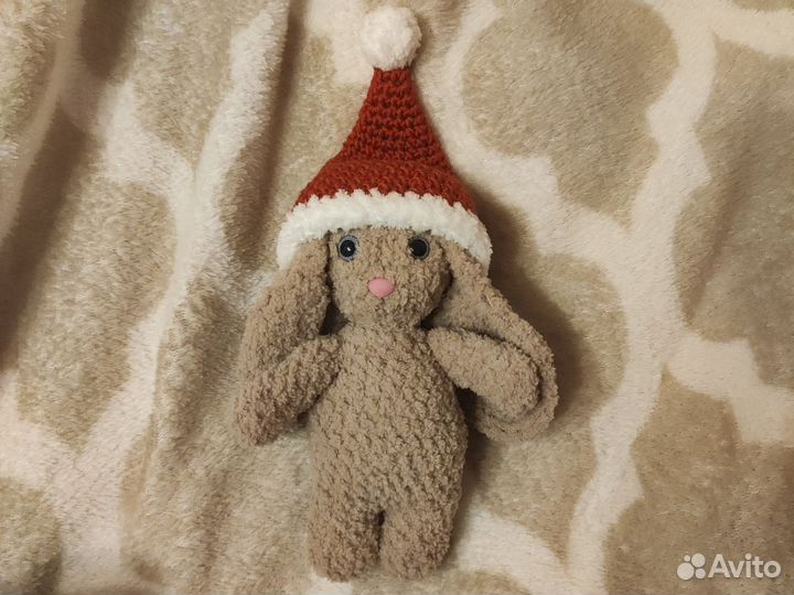 Вязаная игрушка заяц новогодний